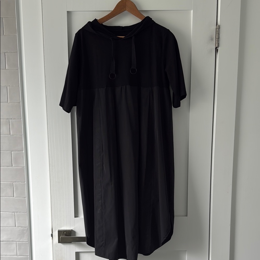 Casual Black Midi Dress with Crew Neck and Short Sleeves